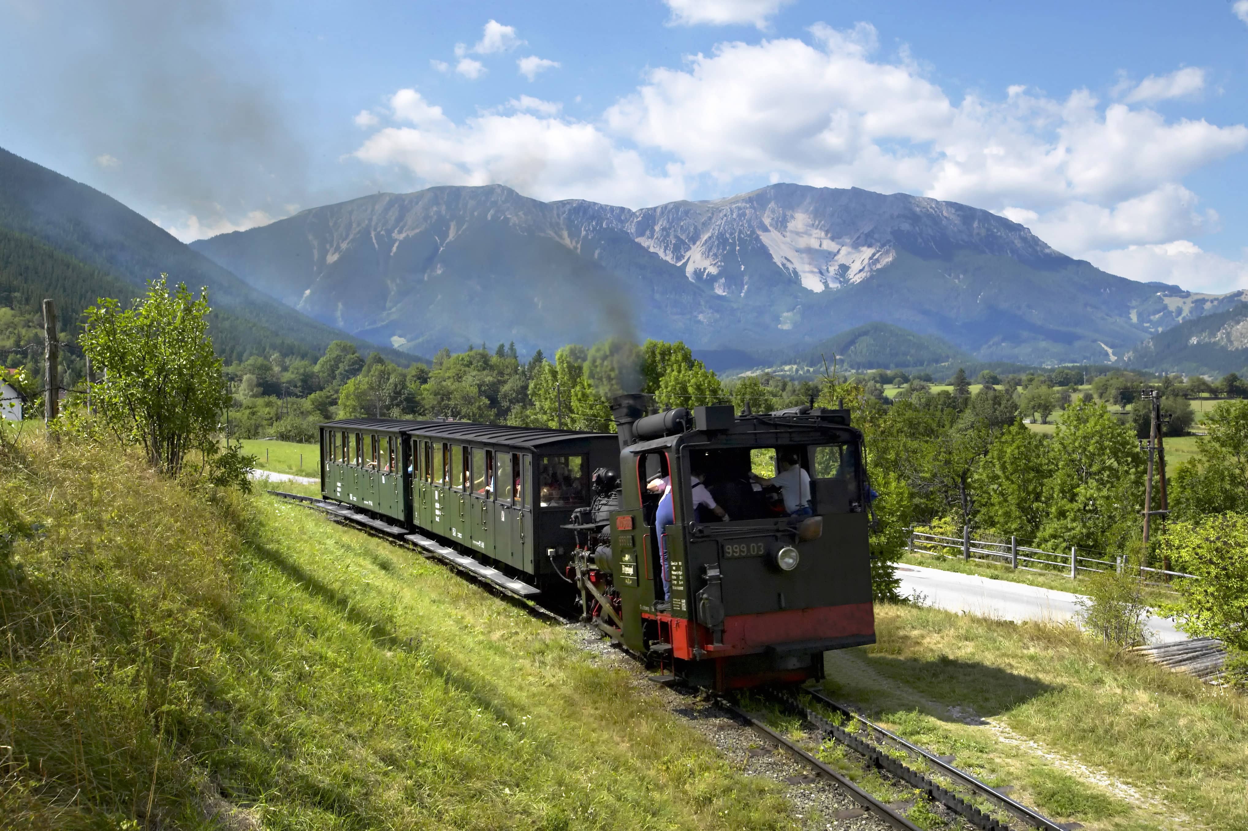 [Translate to English:] Nostalgie-Dampfzug fährt talwärts. 