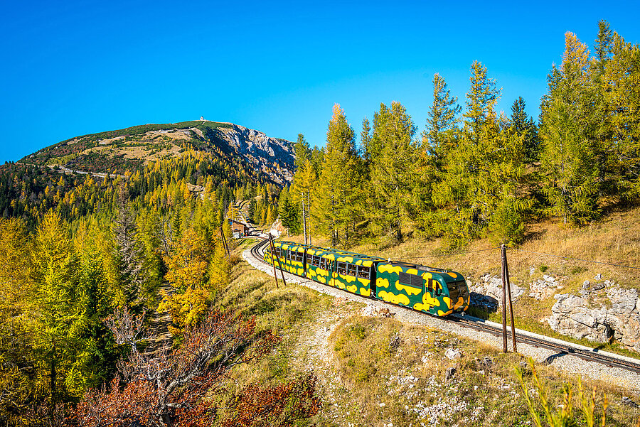 Salamanderzug fährt durch herbstliche Landschaft