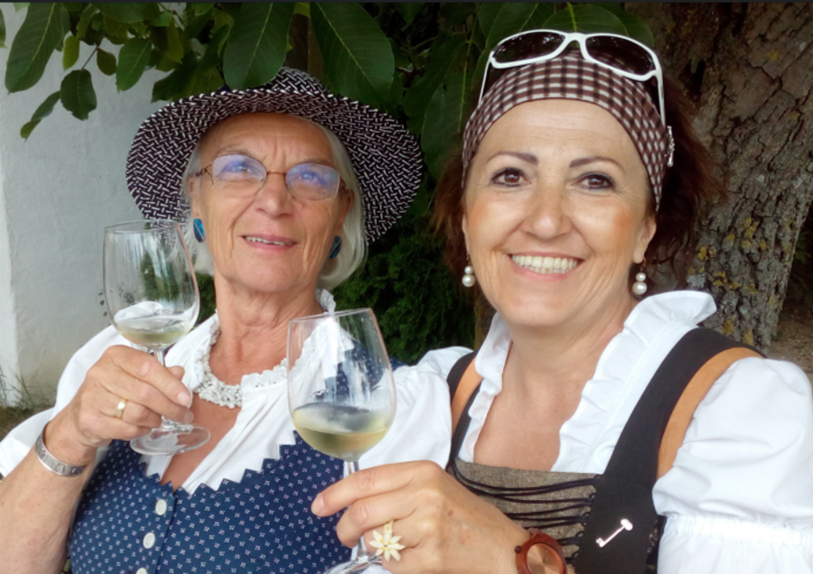 2 Personen beim Wein trinken