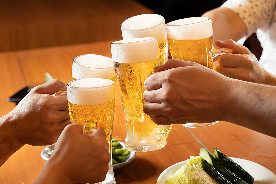 Anstoßen mit Bierkrügen