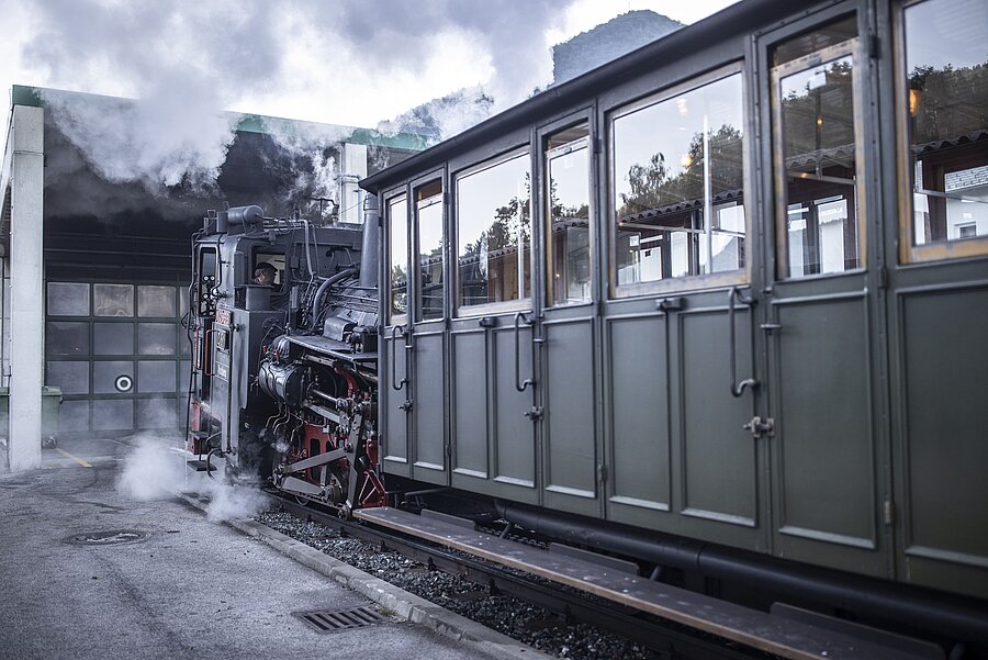 Nostalgie-Dampfzug der Schneebergbahn am Bahnhof Puchberg