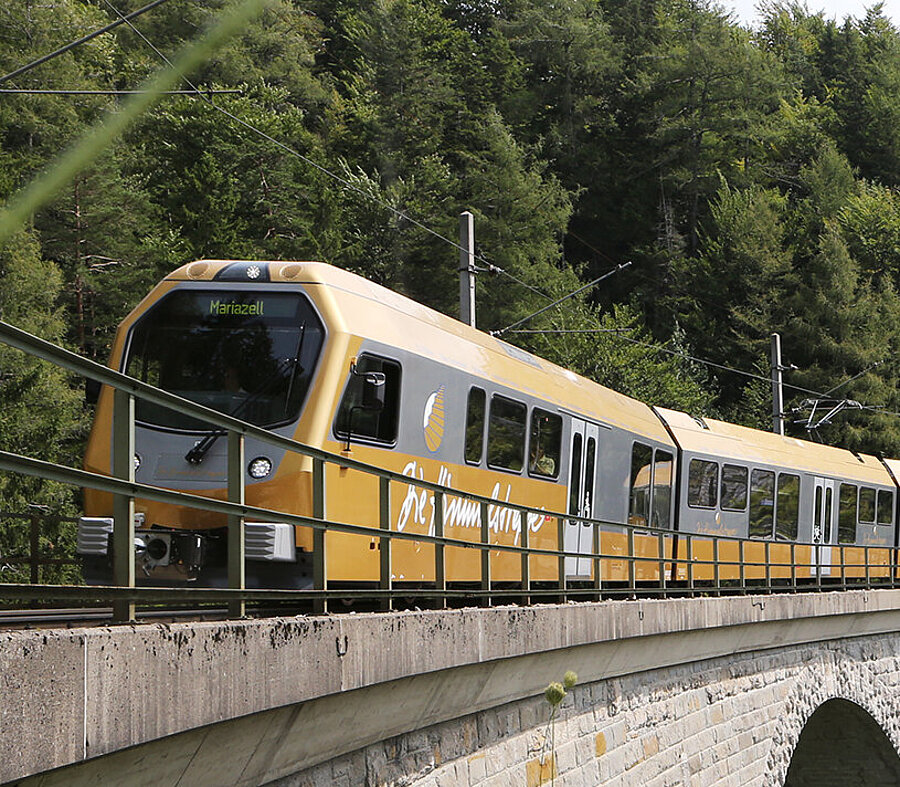 Himmelstreppe fährt über ein Viadukt