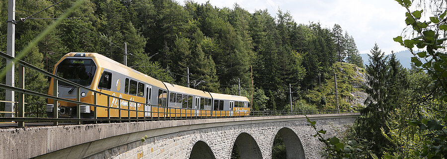 Himmelstreppe fährt über ein Viadukt