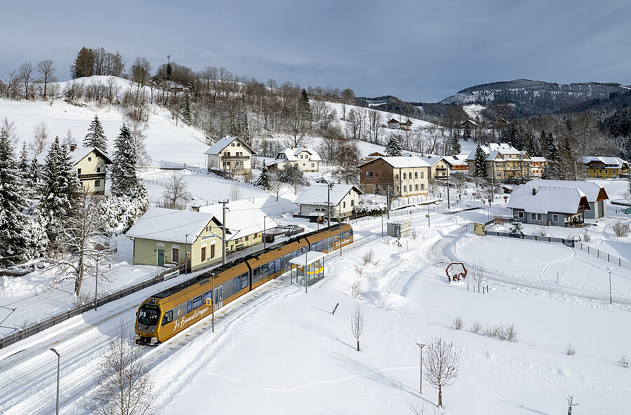 Durch eine Schneelandschaft fährt die Himmelstreppe.