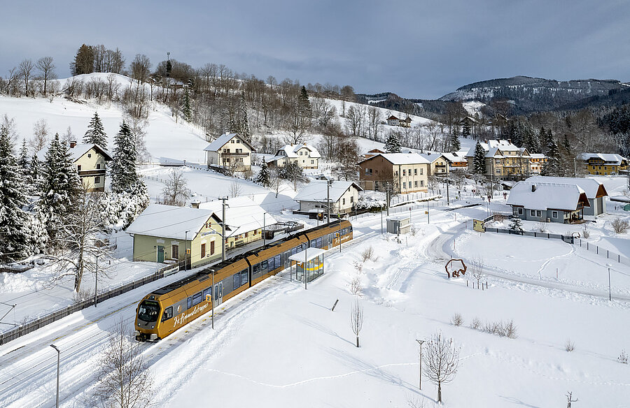 Durch eine Schneelandschaft fährt die Himmelstreppe.