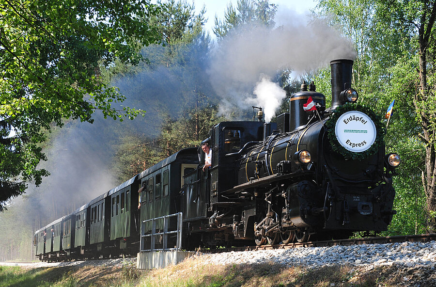 Rauchende Dampflokomotive