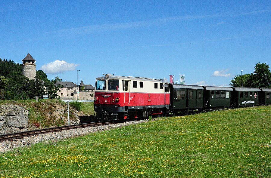 Rot weiße Diesellokomotie