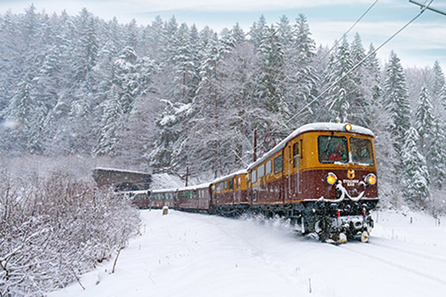 Zug fährt durch den Schnee
