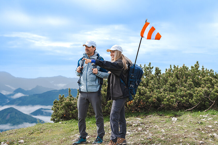 Escapetrail Eine Frau und ein Mann mit Bergpanorama