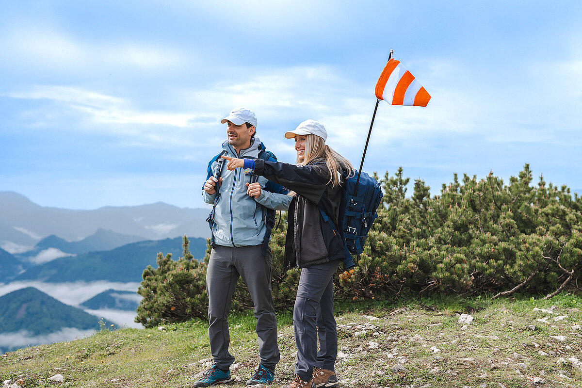 Eine Frau und ein Mann mit Bergpanorama