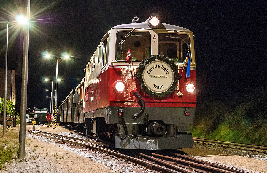 Dieselzug bei Nacht