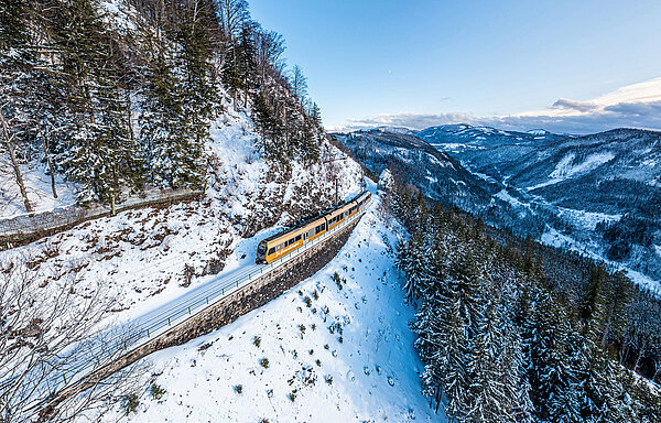 Himmelstreppe fährt durch verschneite Winterlandschaft