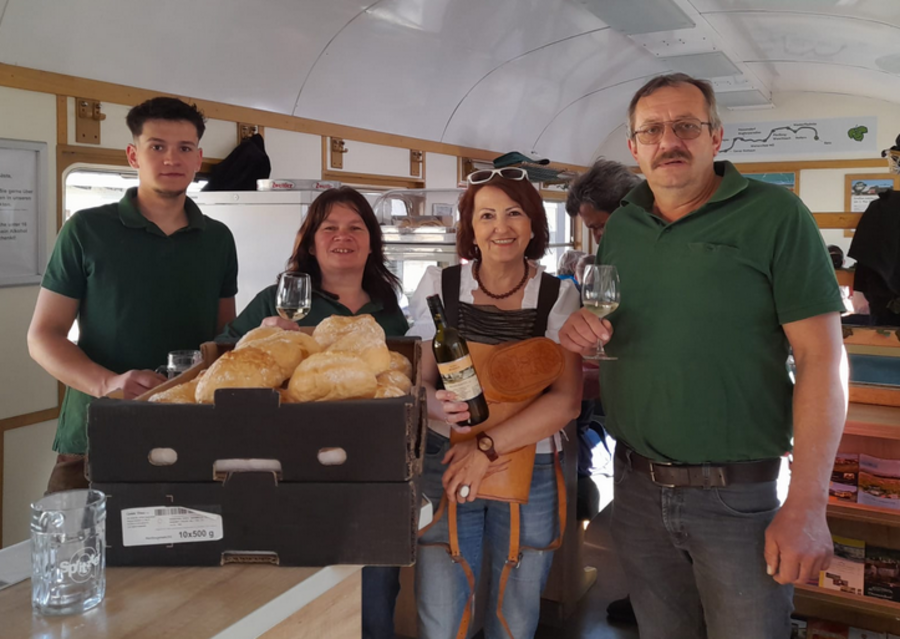 Ausschenkerfamilie Bender mit Ilse Gritsch im Heurigenwaggon