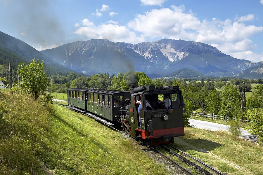 Nostalgie-Dampfzug auf dem Weg zum Hochschneeberg