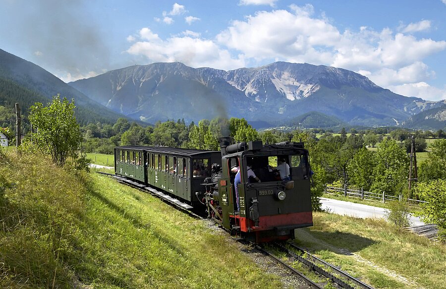 [Translate to English:] Nostalgie-Dampfzug auf dem Weg zum Hochschneeberg