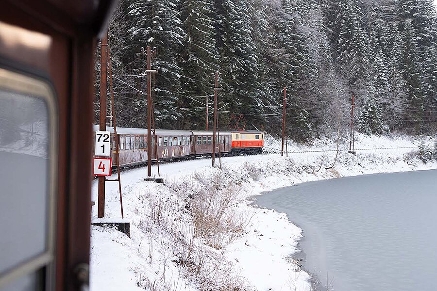 Zug fährt durch Schneelandschaft