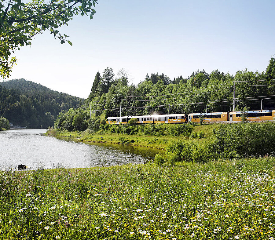 Himmelstreppe fährt an einem See vorbei