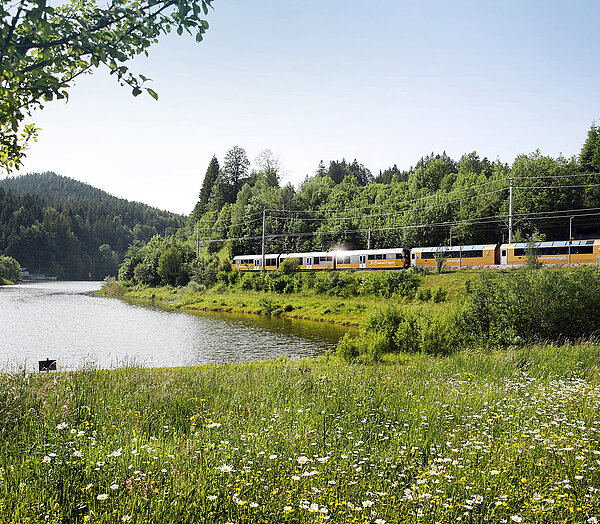 Himmelstreppe fährt an einem See vorbei