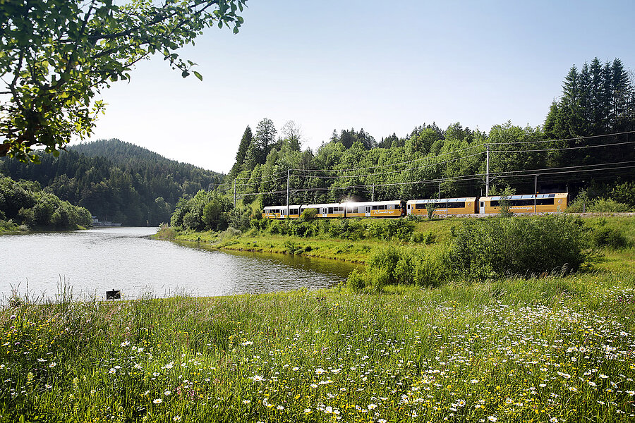 Himmelstreppe fährt an einem See vorbei