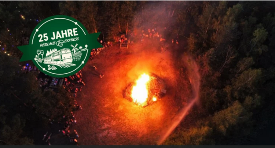 Großes Feuer mit Menschen