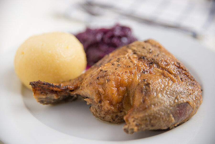 Teller mit Gänsekeule, Kartoffelknödel und Rotkraut