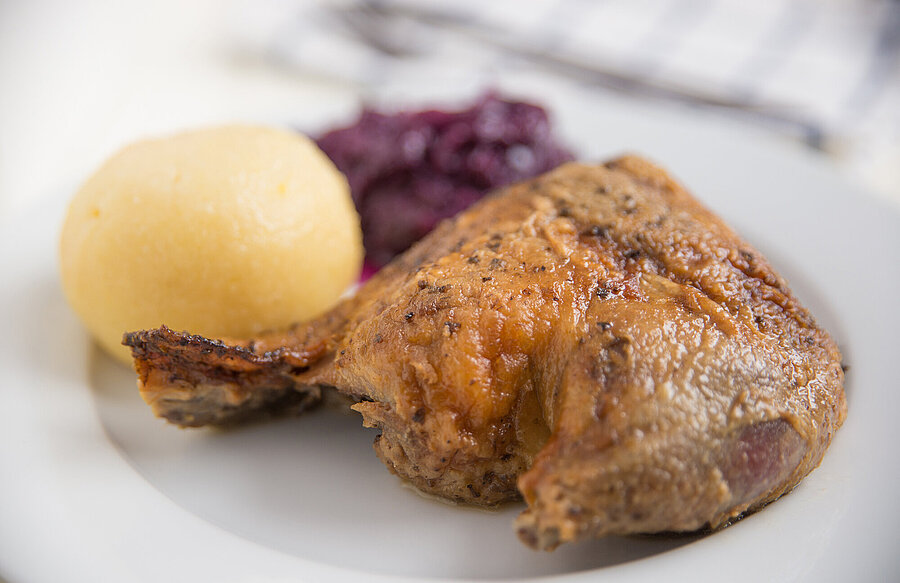 Teller mit Gänsekeule, Kartoffelknödel und Rotkraut