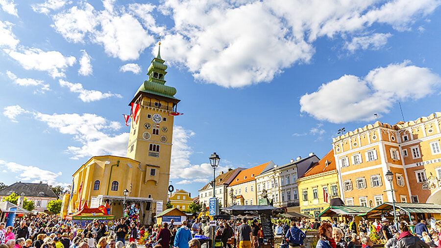 Viele Menschen am Hauptplatz in Retz bei sonnigem Wetter