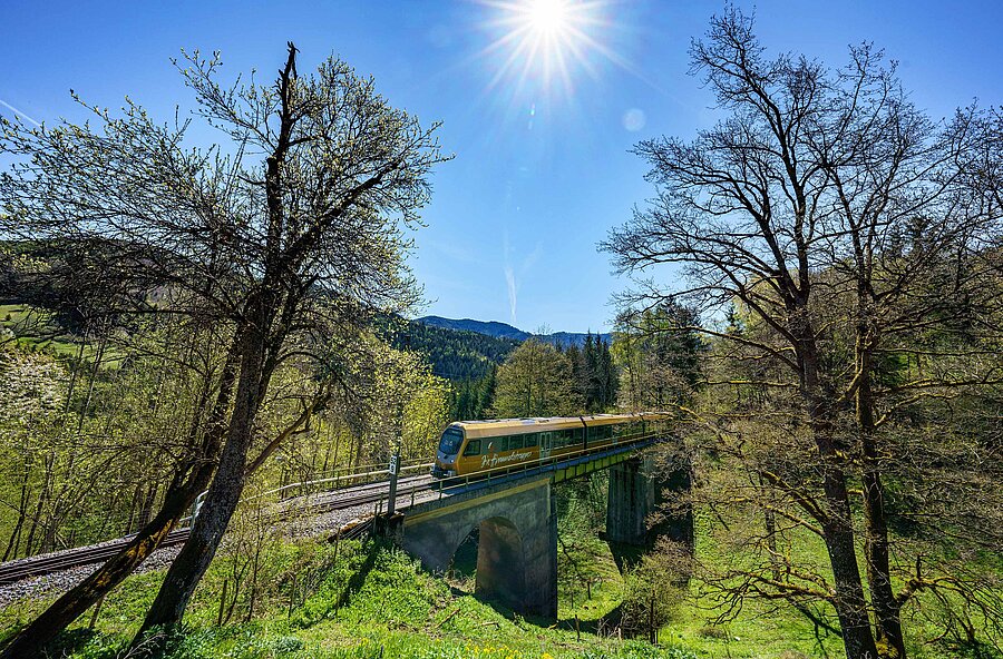 Himmelstreppe überquert ein Viadukt