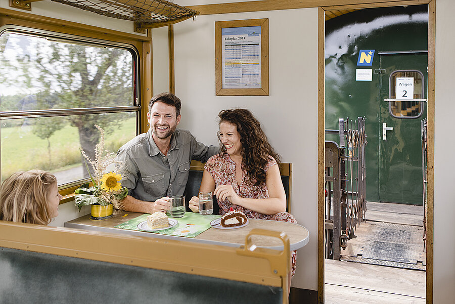 Mann und Frau im Heurigenwaggon