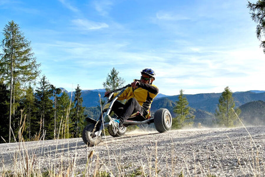 Mann fährt mit dem Mountaincart