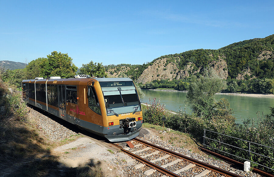Wachaubahn fährt entlang der Donau.