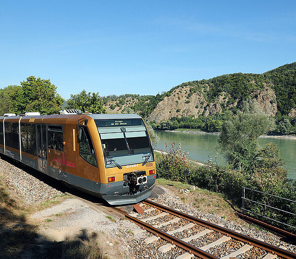 Wachaubahn fährt neben der Donau