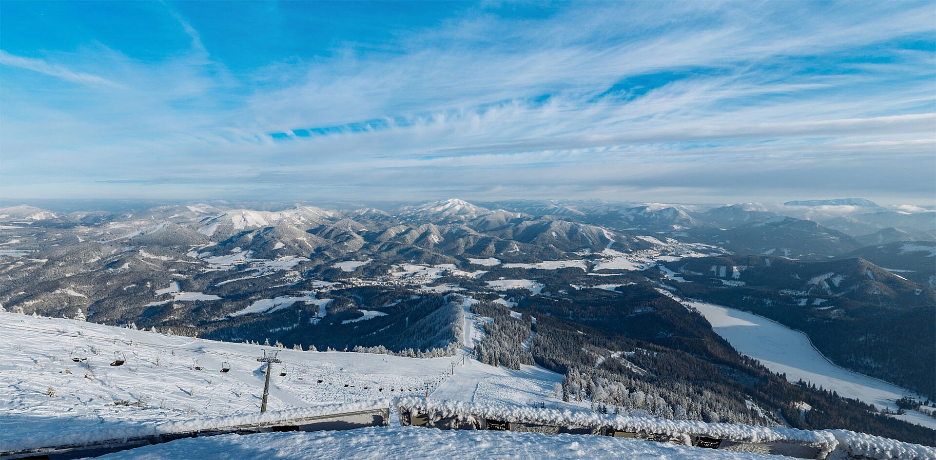 Verschneite Skipiste der Gemeindealpe Mitterbach