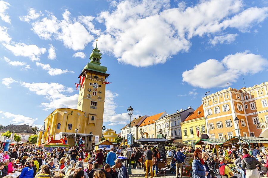 Retzer Weinlesefest Menschen beim Weinlesefest in Retz. Im Hintergrund sieht man die Kirche.
